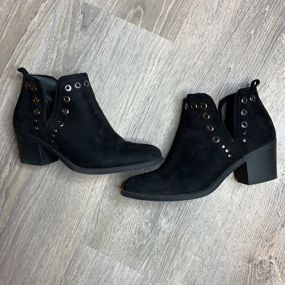 Black Ankle Boots With Silver Grommets Size 8.5